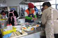 요리교실에서 요리수업을 하고있는 시민들