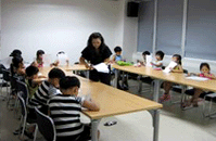강의실 에서 수업을 듣고있는 어린이들