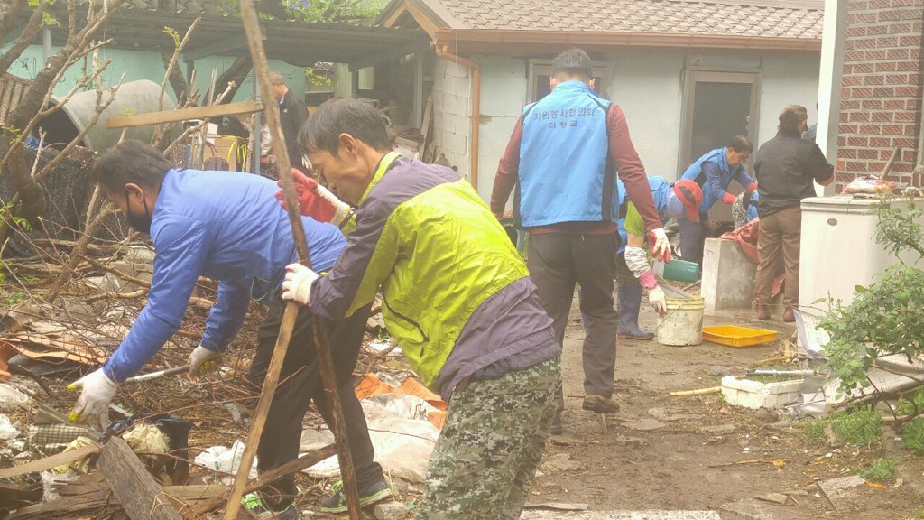 군정소식 > 의령소식 > 보도자료 > 칠곡면, 용덕면 자원봉사협의회 합동 주거 대청소 봉사 실시 | 의령군청