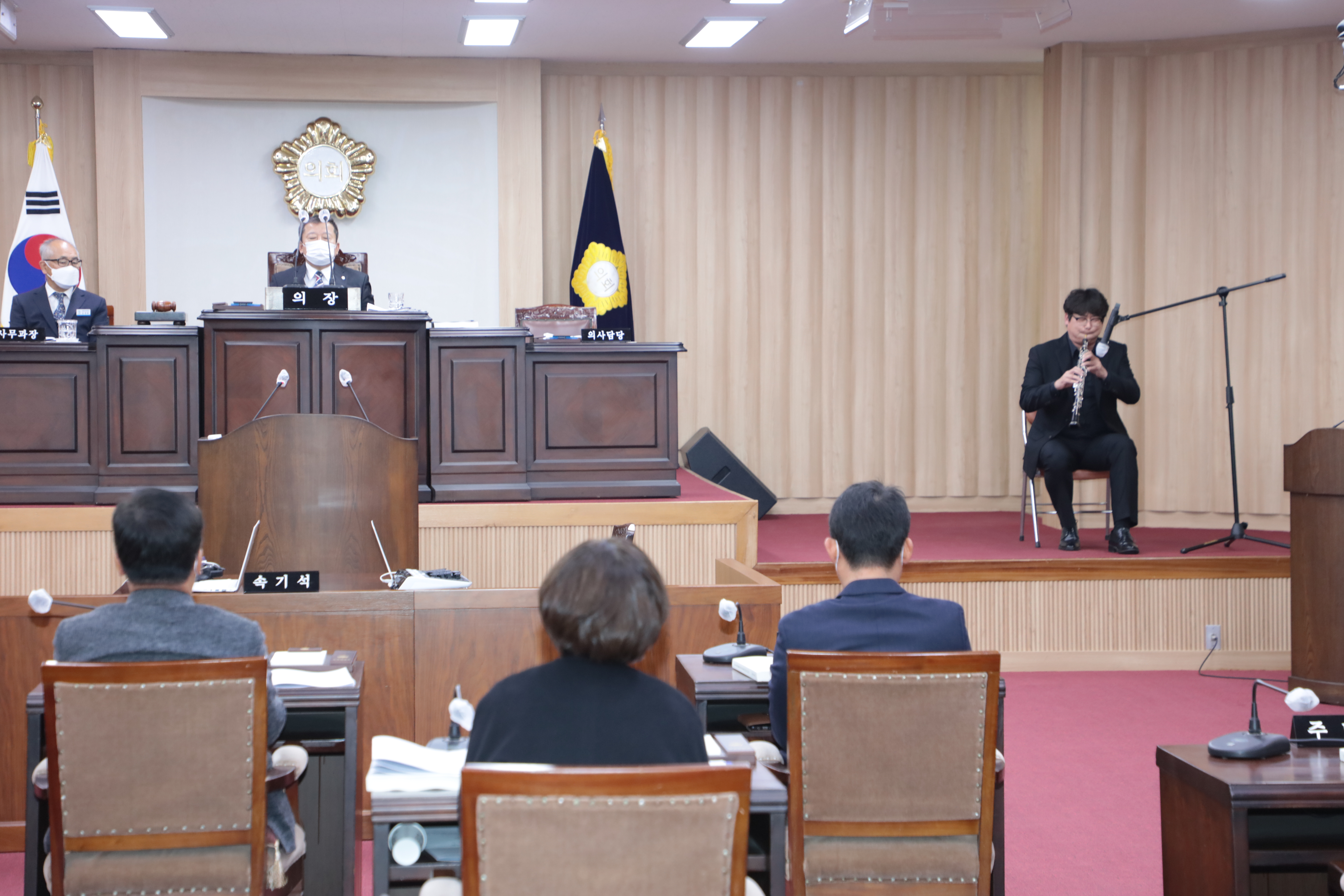 본회의장에서 들려온 부드러운 오보에 연주