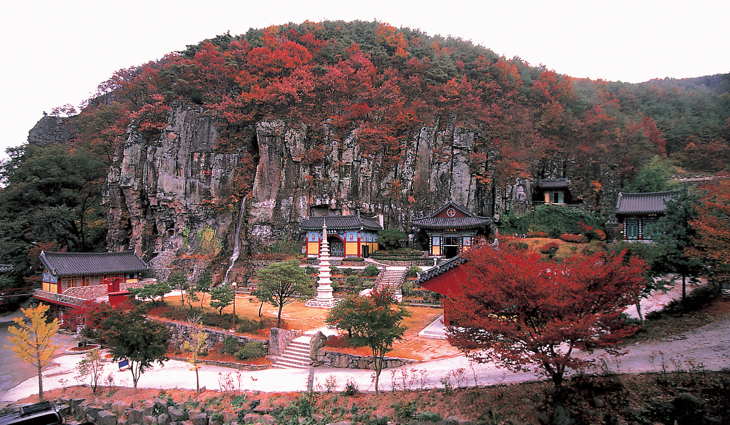 [의령 제3경 : 일붕사]산의 이름과 바위, 그리고 정자 이름이 모두 봉황대(鳳凰臺)다.봉황새의 머리처럼 생긴 엄청난 바위 절벽위가 평평하여 50여명이 앉아 놀 수 있고 석문(石門)과 약수터 네 곳, 계곡이 두 곳인데 옛시절에는 선비들이 모여 시회(詩會)도 열면서 풍류를 즐기던 곳이다.  주위 경관이 빼어나서 사시사철 사람이 끊이지 않는다.바로 옆에 일붕사라는 큰 절이 있어 불자들의 내왕이 더 많아진 명소이다.※ 일붕사천혜의 자연요건을 갖춘 봉황대에 소재한 일붕사는 대한 불교 일붕선교종 총 본산으로 세계 최대 동굴법당으로 영국 기네스북에 등재되어 있다. 서기 727년에 신라의 혜초스님이 창건한 성덕암이 현재 일붕사의 전신이다. 저작권 보호분야 대표 의령 9경(봉황대) 저작물은 공공누리 출처표시 조건 ( 공공누리 1유형출처표시)에 따라 이용할 수 있습니다. -상세내용은 본문을 참조하세요