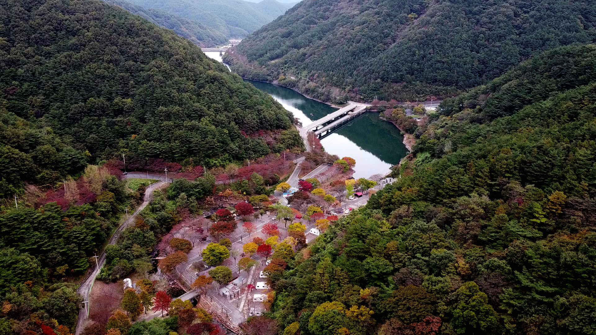 [의령 제4경 : 벽계관광지] 한우산의 찰비골 어귀에 우리군이 조성한 야영장이다. 주차장, 화장실, 세면장 등 편의시설이 갖추어져 있는 가족 및 청소년 야영시설이다. 찰비계곡, 산성산, 자굴산 등 산길도 잘 조성되어있다.봄에는 한우산에서 철쭉제가 열리고, 패러글라이딩장도 마련돼 있다.벽계저수지는 일년내내 민물낚시터로도 유명하다. 의령예술촌에서는 해마다 다채로운 문예활동이 펼쳐진다.※ 찰비계곡 자굴산의 줄기인 한우산(寒雨山)과 백학산(白鶴山)의 사이 십리계곡을 찰비골이라 한다. 한여름에도 이 계곡에 들어서면 겨울비를 맞은 것처럼 시원해지면서 더위가 가시게 된다 해서 찬비 ⇢ 찰비(차가운 비)란 지명을 얻었다. 청산리벽계수를 연상케 되는 청정한 계곡물과 작고 큰 폭포. 애틋한 전설이 깃든 바위와 소(沼), 우거진 잡목, 자굴산으로 이어지는 산길, 골밖에 있는 큰 저수지 등 한 여름철 피서휴양지로 유명하다.※ 한우산 의령군 궁류면에 위치하였고, 해발 764m이다. 산세가 웅장하고 골이 깊어 곳곳에 기암괴석이 연출하는 광경이 절경이다. 산이 깊고 수목이 울창하여 시원하기가 마치 겨울의 찰비와 같다하여 붙여진 이름이라고 한다. 이 한우산 골짜기를 요새처럼 석벽이 둘러 있어 그 모양이 또한 석벽을 방불케 하는 지라 한우산성이라 부른다. 옛날 이곳에는 신라와 백제가 오랫동안 서로 뺏기고 빼앗는 격전을 벌였다는 전설이 있으며 그때 신라 애장왕의 부마 한사람이 이곳에서 싸우다가 전사한 일도 있었다고 한다. 부마가 전사하자 왕이 직접 이곳에 와서 군사들을 지휘하여 싸웠다는 전설도 전해 온다. ※ 의령예술촌 궁류면 평촌리(옛 평촌초등학교)에 위치하였고, 폐교된 학교건물을 무상 임대받아 1998년에 개관하였다. 목각작품, 미술서예작품 전시실과, 민속자료실을 갖추고 있으며 해마다 다채로운 문화예술행사를 개최하고 있다. 저작권 보호분야 대표 의령 9경(벽계관광지) 저작물은 공공누리 출처표시 조건 ( 공공누리 1유형출처표시 )에 따라 이용할 수 있습니다. -상세내용은 본문을 참조하세요