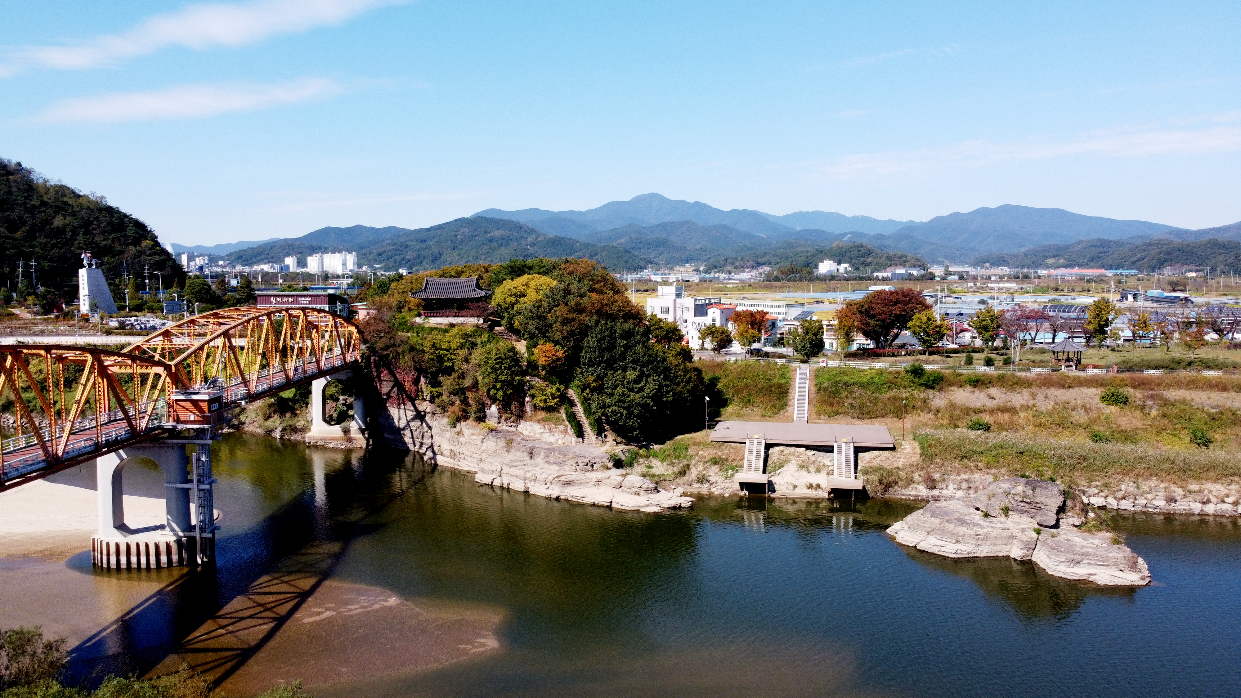 [의령 제5경: 정암루(솥바위)]용재(容齋) 이행(□荇)선생이 우거했던 취원루(聚遠樓)가 있었던 자리1935년 철교개통과 함께 지역사회유지들이 건립하였고 1950년 6.25전쟁중 소실되었으나 1963년 군민성금으로 다시 건립하였다. 의령과 함안의 경계사이를 흐르는 남강의 도선장을 이르는 명칭이었던 정암진은 주위 경관이 아름답고 시원하여 시인묵객의 발길이 끊이지 않았던 곳이다. 남강 물속에는 흡사 솥모양을 닮은 솥바위, 즉 정암(鼎岩)이 있다. 바위가 반쯤 물밖으로 드러나와 있는데 전설에 의하면 솥바위를 기준으로 사방 8km이내에 세 명의 큰 갑부(甲富)가 나올 것이라 했는데 입증하듯이 우리군 정곡면에서 삼성그룹 호암 이병철 회장이, 진양군 지수에서는 LG그룹의 연암 구인회 창업주가, 함안군 군북면에서는 효성그룹의 만우 조홍제 창업주를 배출했다. ※ 의령관문 서부 경남과 북부호남을 연결하는 의령관문은 남강변의 자연경관과 함께 조형미가 아름답지만 밤이면 조명불빛으로 자태가 더욱 화려하다. 임진왜란 때 정암진전투로 유명한 전적지에 세워져 역사적 의미도 크다. 저작권 보호분야 대표 의령 9경(정암루 솥바위) 저작물은 공공누리 출처표시 조건 (공공누리 1유형출처표시 )에 따라 이용할 수 있습니다. -상세내용은 본문을 참조하세요